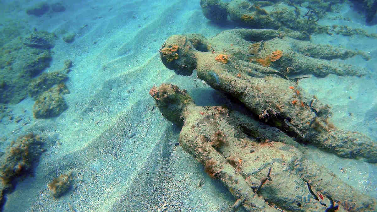 Damaged sculpture circle