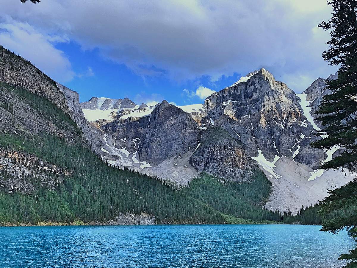 Moraine Lake - Banff National Park - stunning mountains